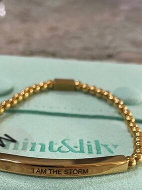 "I am the storm" MINT&LILY inspiration bracelet goldtone stretch